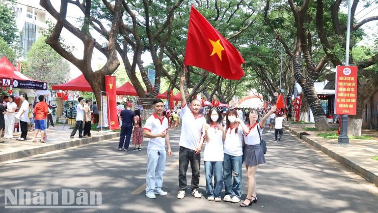 Các bạn trẻ thể tự hào dân tộc trong ngày lễ kỷ niệm 50 năm Ngày giải phóng miền nam, thống nhất đất nước.