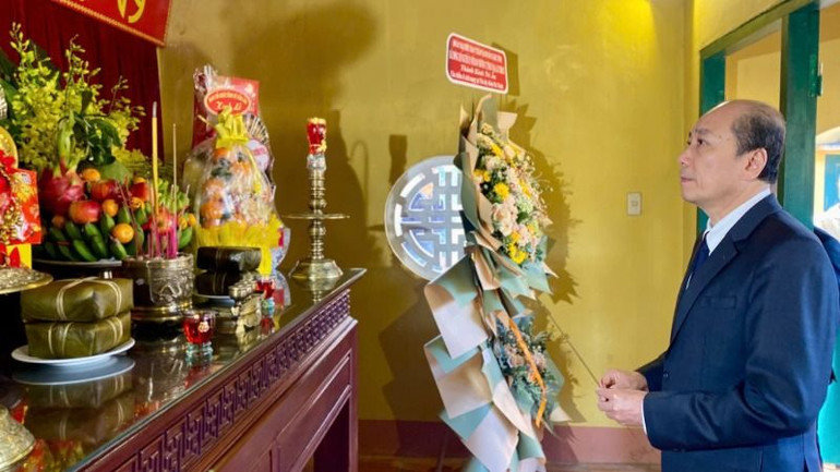 Chủ tịch Ủy ban nhân dân tỉnh Đắk Lắk Phạm Ngọc Nghị dâng hương tưởng nhớ và tri ân các chiến sĩ cách mạng tại Di tích lịch sử quốc gia đặc biệt Nhà đày Buôn Ma Thuột.