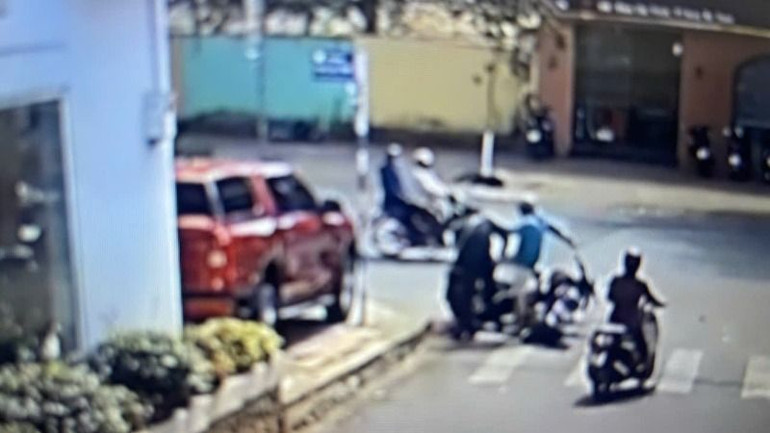 Hai đối tượng Nguyễn Phúc T. và Lê Thanh Q. đá tới tấp vào mặt nạn nhân sau khi xảy ra va chạm giao thông ở trung tâm thành phố Buôn Ma Thuột, gây bức xúc dư luận. (Ảnh: CTV)