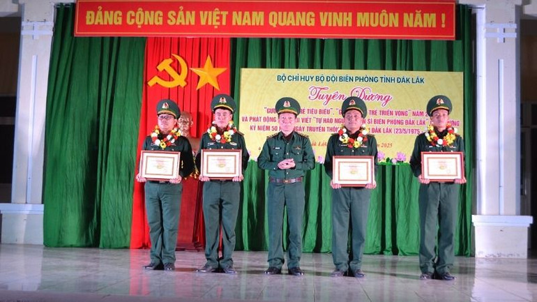 Đại tá Đỗ Quang Thấm, Chính ủy Bộ đội Biên phòng tỉnh Đắk Lắk trao chứng nhận tặng các gương mặt trẻ tiêu biểu.