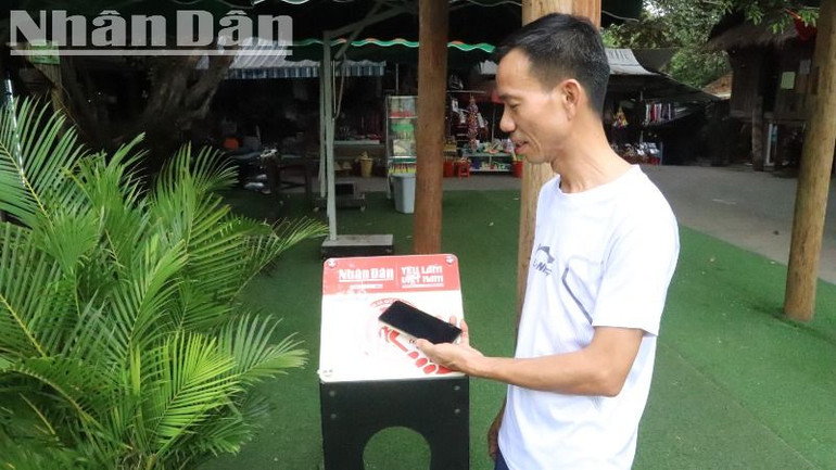 Thầy giáo Nguyễn Đỗ Quang, trú tại xã Ea Huar, huyện Buôn Đôn, khi biết tin Báo Nhân Dân triển khai Dự án "Yêu lắm Việt Nam" tại Trung tâm Du lịch Cầu treo Buôn Đôn nên đến trải nghiệm.