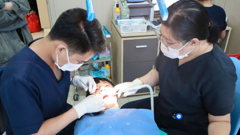 Các cháu bị bại não được vệ sinh và điều trị các bệnh về răng miệng tại chương trình.