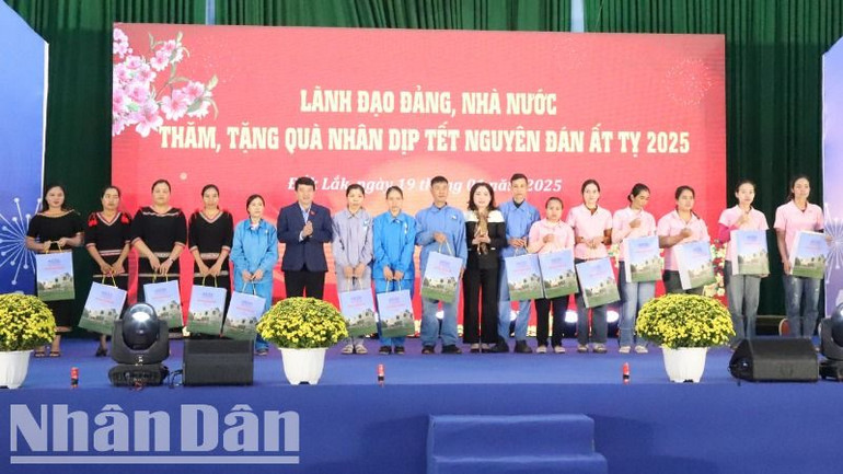 Đồng chí Y Thanh Hà Niê K’đăm, Chủ tịch Hội đồng Dân tộc của Quốc hội và đồng chí Nguyễn Thị Thu Nguyệt, Phó trưởng đoàn Đại biểu chuyên trách, phụ trách Đoàn đại biểu Quốc Hội tỉnh Đắk Lắk tặng quà cho các đoàn viên, công nhân, người lao động có hoàn cảnh khó khăn trên địa bàn tỉnh Đắk Lắk. Đồng chí Y Thanh Hà Niê K’đăm, Chủ tịch Hội đồng Dân tộc của Quốc hội và đồng chí Nguyễn Thị Thu Nguyệt, Phó trưởng đoàn Đại biểu chuyên trách, phụ trách Đoàn đại biểu Quốc Hội tỉnh Đắk Lắk tặng quà cho các đoàn viên, công nhân, người lao động có hoàn cảnh khó khăn trên địa bàn tỉnh Đắk Lắk.