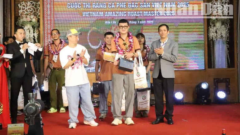 Thí sinh Lê Đức Mạnh đến từ tỉnh Đắk Lắk đạt 327,88 điểm, đoạt giải Ba cuộc thi.