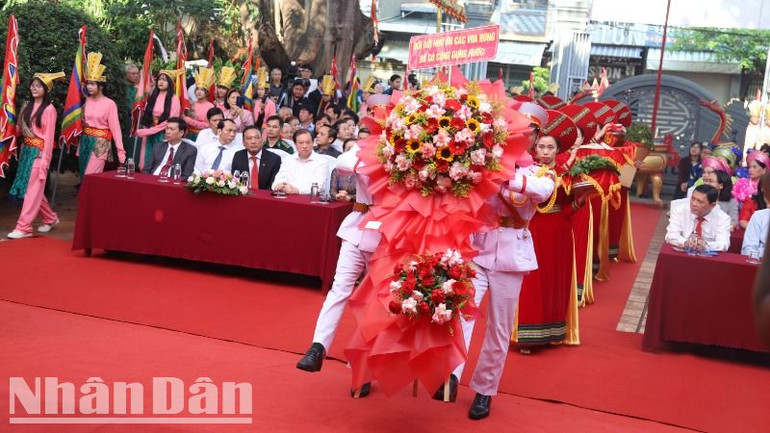 Dâng hoa, lễ vật cúng tiến các Vua Hùng.