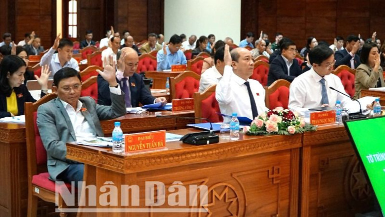 Các đại biểu thông qua Nghị quyết thành lập các sở mới thuộc Ủy ban nhân dân tỉnh Đắk Lắk.