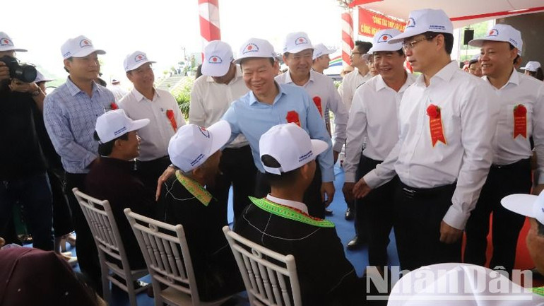 Bộ trưởng Đỗ Đức Duy và lãnh đạo tỉnh Đắk Lắk thăm hỏi các hộ dân bị ảnh hưởng bởi dự án.