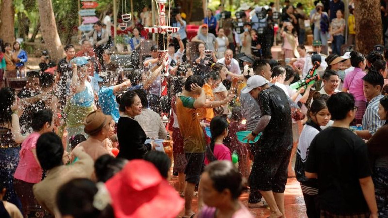 Du khách và nhân dân địa phương tham gia Hội té nước.