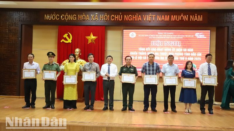 Trao tặng Bằng khen của Chủ tịch Ủy ban nhân dân tỉnh Đắk Lắk cho 18 tập thể có thành tích xuất sắc trong phong trào thi đua đặc biệt kỷ niệm 50 năm Chiến thắng Buôn Ma Thuột, giải phóng tỉnh Đắk Lắk.