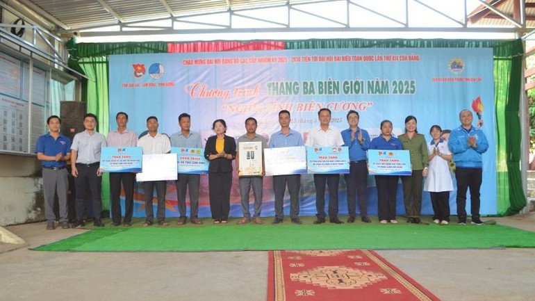 Các đơn vị trao tặng các công trình cho các xã biên giới Ia Rvê và Ia Lốp.