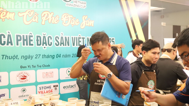 Các đại biểu thưởng thức cà-phê