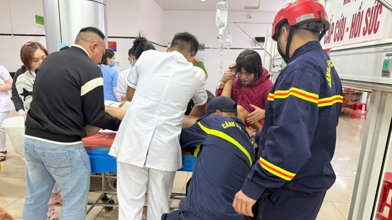 Lực lượng Cảnh sát Phòng cháy chữa cháy và Cứu nạn cứu hộ, người dân cùng cán bộ y tế nỗ lực cấp cứu nạn nhân.