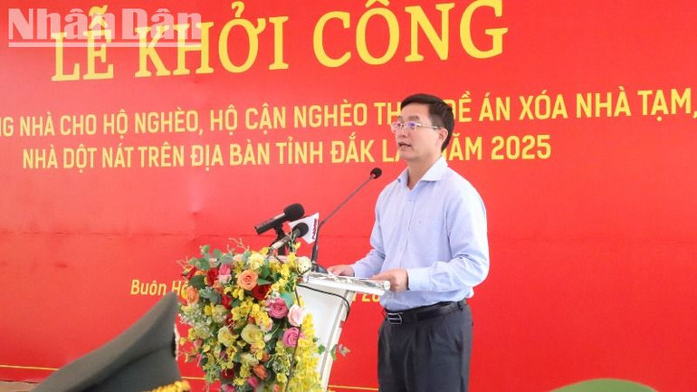 Bí thư Tỉnh ủy Đắk Lắk Nguyễn Đình Trung cho biết, với trách nhiệm và tình cảm với nhân dân, tỉnh sẽ quyết tâm với tinh thần cao nhất, nỗ lực lớn, hành động quyết liệt để đến ngày 31/12/2025 hoàn thành mục tiêu xóa nhà tạm, nhà dột nát trên địa bàn tỉnh.