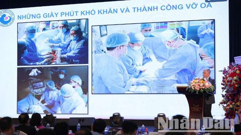 Bác sĩ chuyên khoa II Trần Ngọc Hải, Giám đốc Bệnh viện Từ Dũ trình bày báo cáo tại hội nghị.