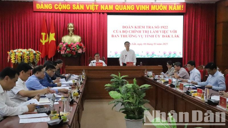 Bí thư Tỉnh ủy Đắk Lắk Nguyễn Đình Trung phát biểu tại buổi làm việc.