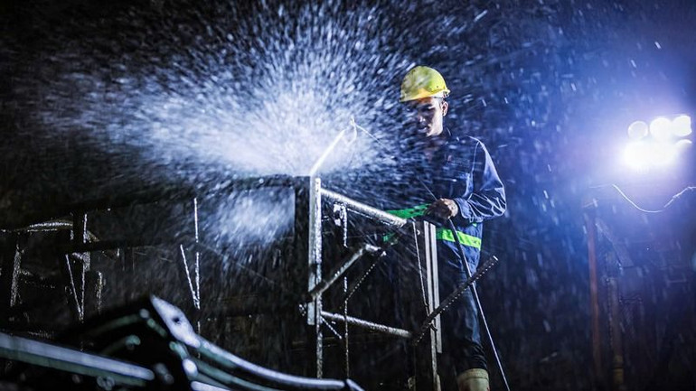 Liên danh nhà thầu do Tập đoàn Đèo Cả đứng đầu đã huy động 650 nhân sự, với hơn 200 đầu thiết bị máy móc, tổ chức triển khai đồng loạt 15 mũi thi công, bao gồm sáu mũi thi công hầm và chín mũi thi công cầu, đường. Liên danh nhà thầu do Tập đoàn Đèo Cả đứng đầu đã huy động 650 nhân sự, với hơn 200 đầu thiết bị máy móc, tổ chức triển khai đồng loạt 15 mũi thi công, bao gồm sáu mũi thi công hầm và chín mũi thi công cầu, đường.