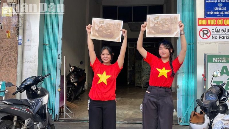 Các bạn trẻ rất hào hứng khi cầm trên tay phụ san đặc biệt của Báo Nhân Dân kỷ niệm 50 năm Ngày giải phóng miền nam, thống nhất đất nước.