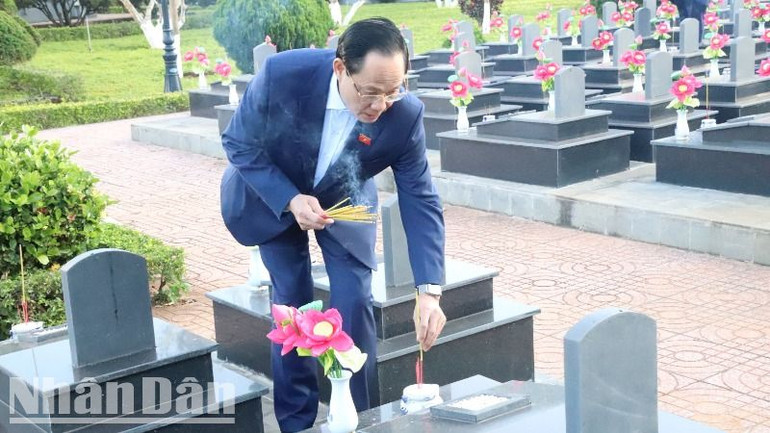 Phó Chủ tịch Quốc hội Trần Quang Phương thắp hương lên phần mộ các anh hùng, liệt sĩ tại Nghĩa trang Liệt sĩ tỉnh Đắk Lắk. Phó Chủ tịch Quốc hội Trần Quang Phương thắp hương lên phần mộ các anh hùng, liệt sĩ tại Nghĩa trang Liệt sĩ tỉnh Đắk Lắk.