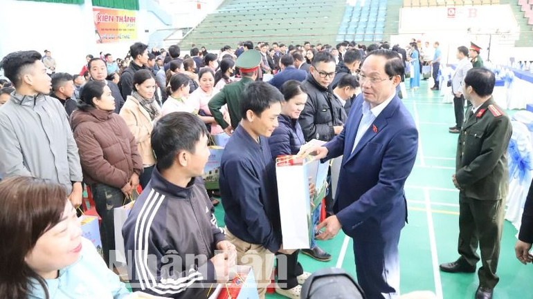 Phó Chủ tịch Quốc hội Trần Quang Phương tặng quà cho các đoàn viên, công nhân, người lao động có hoàn cảnh khó khăn trên địa bàn tỉnh Đắk Lắk. Phó Chủ tịch Quốc hội Trần Quang Phương tặng quà cho các đoàn viên, công nhân, người lao động có hoàn cảnh khó khăn trên địa bàn tỉnh Đắk Lắk.