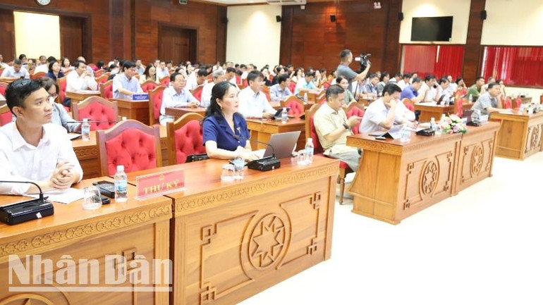 Các đại biểu dự buổi tiếp xúc cử tri.