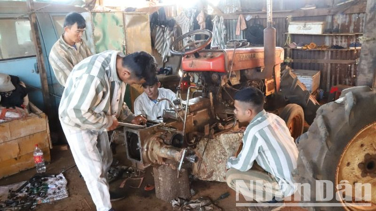 Các phạm nhân ở Trại giam Đắk Trung được học nghề sửa xe máy cày.