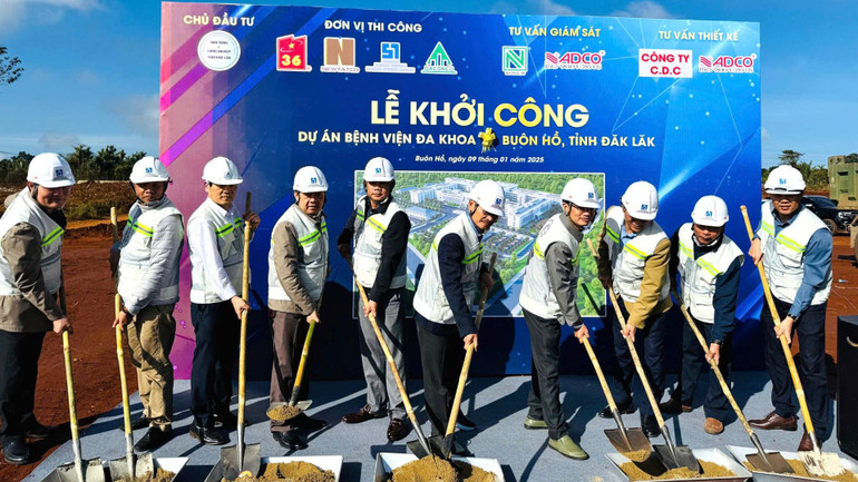 Lãnh đạo Ban Quản lý dự án đầu tư xây dựng công trình dân dụng và công nghiệp tỉnh Đắk Lắk và thị xã Buôn Hồ động thổ xây dựng Bệnh viện đa khoa thị xã Buôn Hồ quy mô 500 giường bệnh, sẽ đưa vào hoạt động vào tháng 2/2026. Lãnh đạo Ban Quản lý dự án đầu tư xây dựng công trình dân dụng và công nghiệp tỉnh Đắk Lắk và thị xã Buôn Hồ động thổ xây dựng Bệnh viện đa khoa thị xã Buôn Hồ quy mô 500 giường bệnh, sẽ đưa vào hoạt động vào tháng 2/2026.