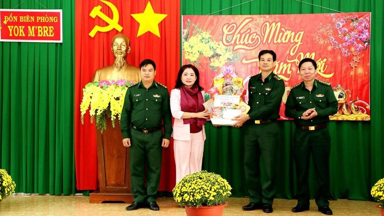Đồng chí Nguyễn Thị Thu Nguyệt và Đại tá Đỗ Quang Thấm trao quà, chúc Tết cán bộ, chiến sĩ Đồn Biên phòng Yok M’bre.