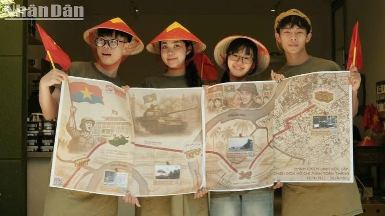 Các bạn trẻ check in với phụ san đặc biệt của Báo Nhân Dân kỷ niệm 50 năm Ngày giải phóng miền nam, thống nhất đất nước.