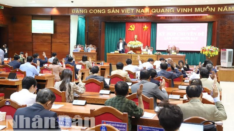 Các đại biểu thông qua Nghị quyết kỳ họp.