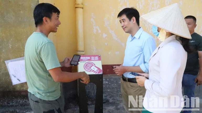 Anh Trần Minh Tuấn, Trưởng Dự án “Yêu lắm Việt Nam”, Công ty cổ phần Phygital Labs hướng dẫn cách sử dụng bảng gắn chip NFC. Anh Trần Minh Tuấn, Trưởng Dự án “Yêu lắm Việt Nam”, Công ty cổ phần Phygital Labs hướng dẫn cách sử dụng bảng gắn chip NFC.