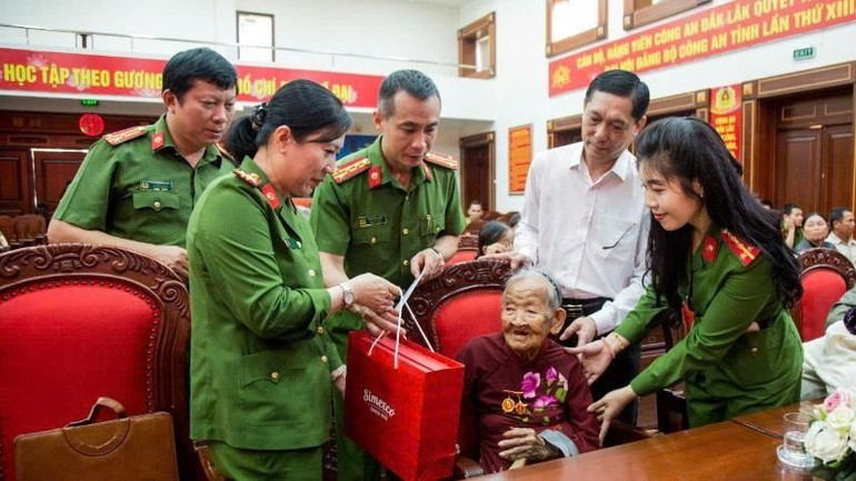 Lãnh đạo Cục Cảnh sát quản lý hành chính về trật tự xã hội và Công an tỉnh Đắk Lắk, các sở, ngành của tỉnh thăm hỏi, động viên các mẹ liệt sĩ.