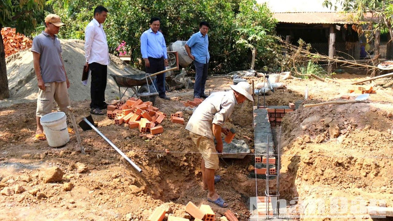 Trong những ngày tháng ba Tây Nguyên, thời tiết ở huyện biên giới Ea Súp nắng gắt nhưng các đơn vị thi công vẫn đẩy nhanh tiến độ thi công, bảo đảm kế hoạch xóa nhà tạm bợ cho hộ nghèo mà tỉnh đã đề ra.