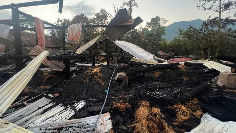 Vụ cháy thiêu rụi hai ngôi nhà sàn của người dân.