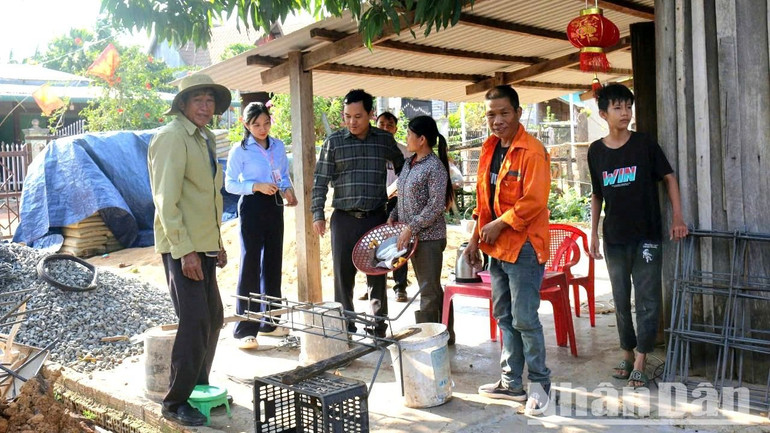 Phó Chủ tịch Ủy ban nhân dân huyện Ea Súp Nguyễn Thanh Tuấn kiểm tra việc thi công xây dựng nhà cho hộ nghèo trên địa bàn huyện.