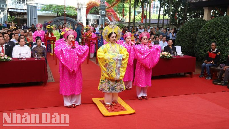 Đội tế Nữ quan thực hiện lễ tế truyền thống.