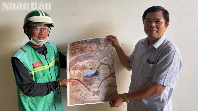 Các tài xế xe công nghệ cũng rất thích phụ san đặc biệt của Báo Nhân Dân kỷ niệm 50 năm Ngày giải phóng miền nam, thống nhất đất nước.