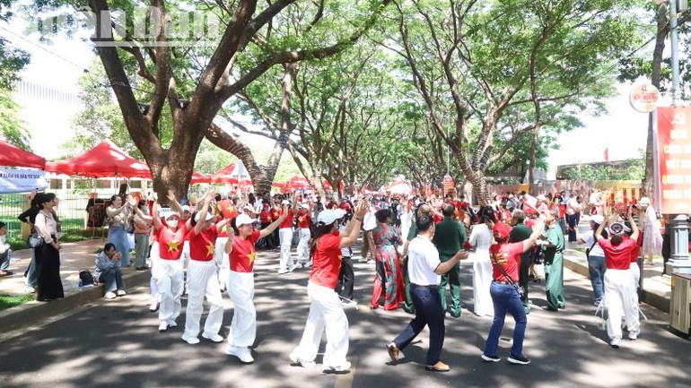 Các hoạt động văn hóa tại Bảo tàng Đắk Lắk và đường Phan Đình Giót, thành phố Buôn Ma Thuột thu hút đông đảo du khách và người dân đến vui chơi.