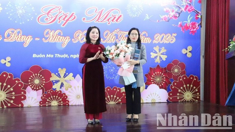 Đồng chí Nguyễn Thị Thu Nguyệt, Phó trưởng đoàn chuyên trách, phụ trách Đoàn Đại biểu Quốc hội tỉnh Đắk Lắk tặng hoa chúc mừng đồng chí Lê Thị Thanh Xuân, nguyên Phó trưởng đoàn phụ trách Đoàn đại biểu Quốc hội khóa XV tỉnh được Ban Thường vụ Tỉnh ủy và Ủy ban nhân dân tỉnh phân công giữ chức Giám đốc Sở Giáo dục và Đào tạo tỉnh Đắk Lắk.