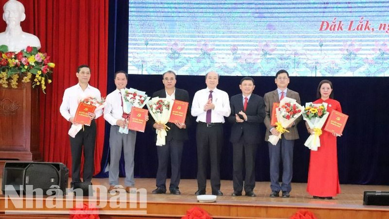 Lãnh đạo Ủy ban nhân dân tỉnh Đắk Lắk trao quyết định và tặng hoa chúc mừng lãnh đạo Sở Nội vụ mới tỉnh Đắk Lắk. Lãnh đạo Ủy ban nhân dân tỉnh Đắk Lắk trao quyết định và tặng hoa chúc mừng lãnh đạo Sở Nội vụ mới tỉnh Đắk Lắk.