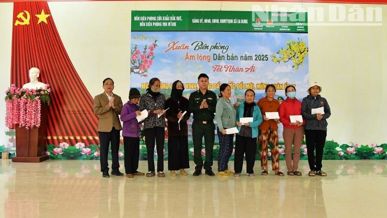 Đại diện Đồn Biên phòng Cửa khẩu Đắk Ruê và địa phương tặng quà người dân có hoàn cảnh khó khăn.