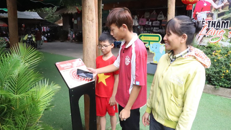 Các bạn trẻ rất thích thú khi trải nghiệm Dự án "Yêu lắm Việt Nam" bằng công nghệ không dây.