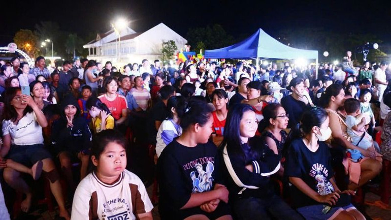 Đông đảo người dân huyện biên giới Ea Súp đến theo dõi chương trình.