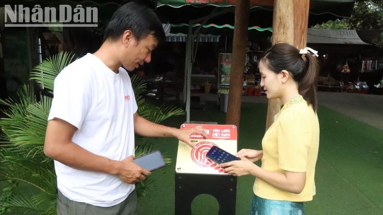 Người dân địa phương đến trải nghiệm Dự án "Yêu lắm Việt Nam" bằng bảng gắn chip NFC.