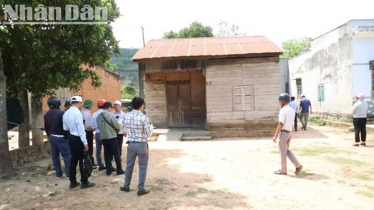 Nhiều hộ nghèo sinh sống trong những ngôi nhà tạm trên đất nông nghiệp vướng vào thủ tục đất đai nên không bảo đảm điều kiện xây dựng phải thay thế hộ khác.