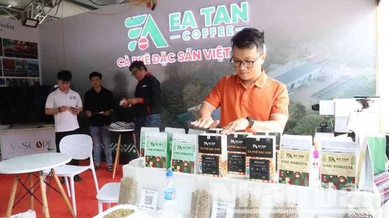 Hợp tác xã Ea Tân, huyện Krông Năng, tỉnh Đắk Lắk giới thiệu các sản phẩm cà-phê có chứng nhận quốc tế tại hội chợ.