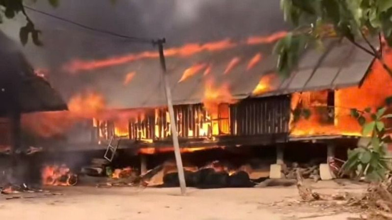 Ngôi nhà làm bằng gỗ tự nhiên và trong nhà có nhiều vật dụng dễ cháy nên ngọn lửa nhanh chóng bùng phát bao trùm cả ngôi nhà.