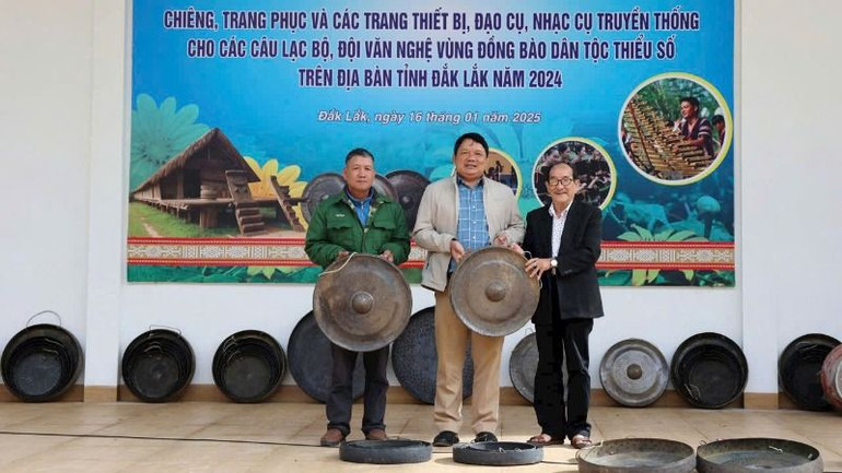Bàn giao các bộ chiêng cho các câu lạc bộ và đội văn nghệ vùng dân tộc thiểu số trong tỉnh.