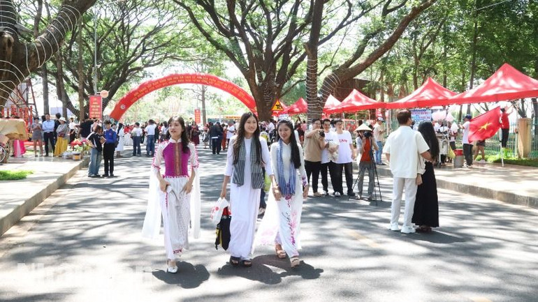 Người dân và du khách vui chơi trong ngày nghỉ lễ đầu tiên ở thành phố Buôn Ma Thuột.