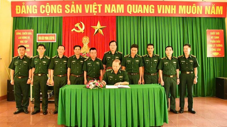 Trung tướng Nguyễn Anh Tuấn ghi sổ vàng truyền thống tại Đồn Biên phòng Sêrêpốk.