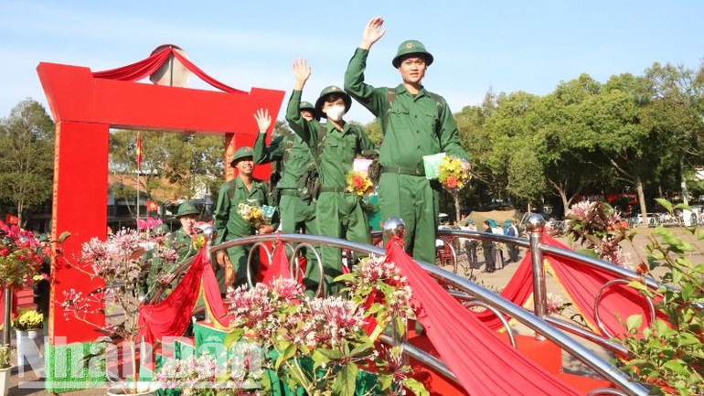 Các thanh niên thành phố Buôn Ma Thuột hăng hái lên đường nhập ngũ.
